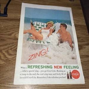 Anuncio publicitario impreso vintage de Coca-Cola-1961 ZING refrescante sensación nueva - Imagen 1 de 2