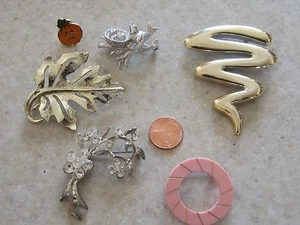 SET 8 ANSTECKNADELN SCHÖNER VOGEL IM NEST MONET, BLATT, KÜRBIS, ROSA KREIS, BLUME ANSTECKNADEL SILBER - Bild 1 von 4
