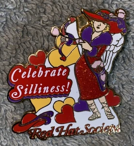 WILLABEE & WARD ANSTECKNADEL RED HAT SOCIETY "CELEBRATE SILLINESS" - Bild 1 von 4