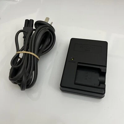 Cargador de batería genuino Ricoh BJ-8 para baterías DB-80 Foto 1 de 4