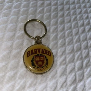 Harvard Schlüsselanhänger Vintage 80er Jahre Made Those Island USA - Bild 1 von 3