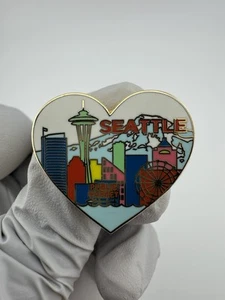 Pin de solapa en forma de corazón con aguja de horizonte y espacio de Seattle por The Found - Imagen 1 de 7