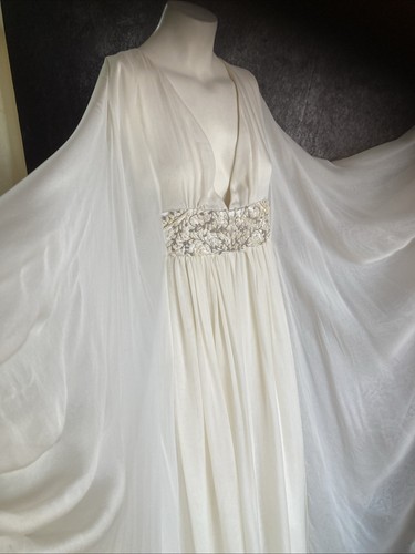 abito da sposa alexander mcqueen mantello manica pipistrello 2012
