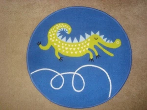 IKEA BULLRIG Teppich rund niedrigflorig 26 3/8" blau Krokodil Kinder Tiermotiv - NEU  - Bild 1 von 3