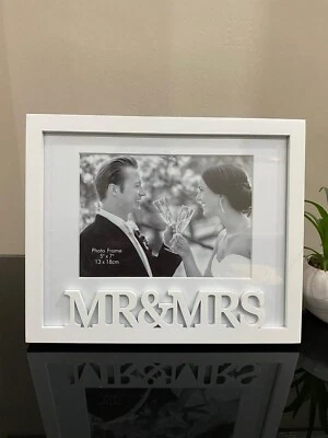 Marco de fotos de boda Mr & Mrs 5 x 7 pulgadas - Marco de fotos de amor con diseño romántico Foto 1 de 4