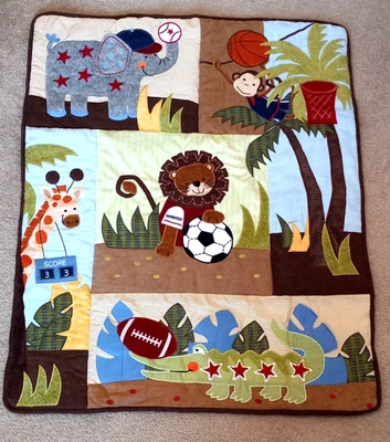 Одеяло вышитое для детской кроватки Lambs & Ivy Sports Team Safari 44 x 70 б/у в отличном состоянии - Изображение 1 из 4