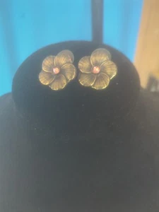 Süße Ohrringe mit floralen Blütenblättern und farbwechselndem Strass Ohr - Bild 1 von 5