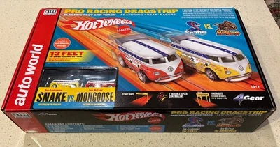 AUTO WORLD Hot Wheels *SNAKE V.S. MONGOOSE* VW BUS TIRA DE ARRASTRE RANURA PISTA NIOB Foto 1 de 4
