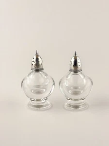 Vintage Sterling Silver and Glass Salt and Pepper Shakers – Elegant Tableware - Bild 1 von 5