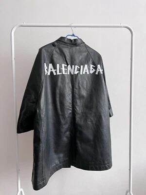 Jaqueta assimétrica feminina Balenciaga couro preto pintada à mão grande logotipo casaco - Imagem 1 de 4