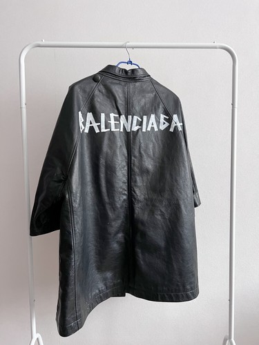 Balenciaga giacca donna nera pelle asimmetrica mantello dipinta a mano grande logo