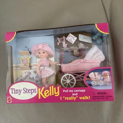 NUEVO EN CAJA 1998 Mattel Barbie Kelly Tiny Steps Muñeca y Pull Carriage & She Walks Foto 1 de 4