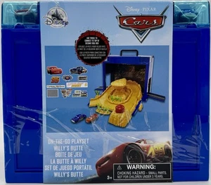 Disney Pixar Cars Willy's Butte On-the-Go Play Set Cassetta degli attrezzi 2 auto pressofuse - Foto 1 di 7