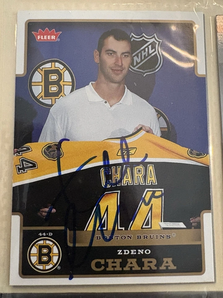 Signed 2006-07 Fleer #18 Zdeno Chara Boston Bruins HOCKEY Card Auto - Image 1 of 1