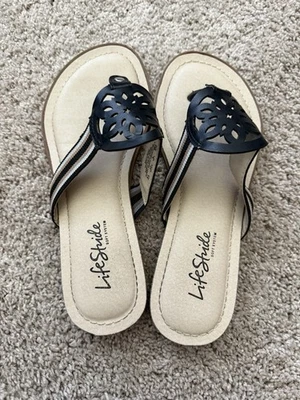 Life Stride Sandals Flip Flops sandals size 7M Beige Black - Изображение 1 из 3