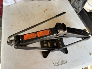 Avis Car Sissor Jack - Picture 1 of 2