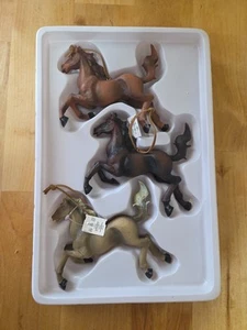 Juego de 3 adornos de resina para caballos con perchas de correa de cuero sintético - todo el año - Imagen 1 de 4
