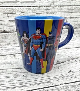 Justice League Six Flags Over Texas DC Comics tazza caffè personaggi rialzati 12 oz - Foto 1 di 7