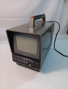 Vintage Sony Trintitron 5 Zoll Analog Farbfernseher KV-5200 schaltet sich ein - Bild 1 von 11