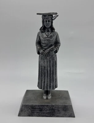 Trofeo de Graduación - Grande 9" Resina Mujer Graduada - Listo para Grabar. Foto 1 de 4