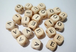 25pz perline alfabeto lettere vocali cubo in legno 10x10mm colore avorio - Foto 1 di 1