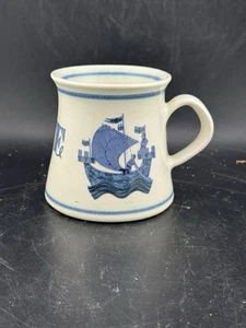 "TAZA CREMA VINTAGE ID POTTERY RYE SUSSEX AZUL BLANCO BARCOS PERSONAS 3"" 1990" - Imagen 1 de 7