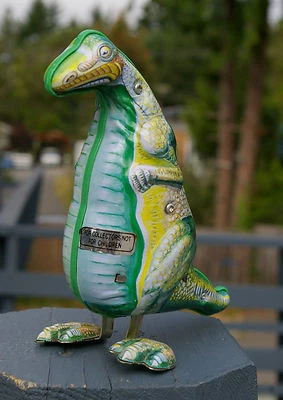 Dinosaurio mecedor de pie llave en mano Tyrannosaurus de cuerda de metal para coleccionistas Foto 1 de 4