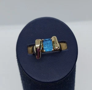 Anillo de fantasía con forma de esmeralda de topacio azul cielo en oro amarillo de 14 quilates - Imagen 1 de 5