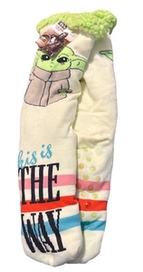 Nuevo con etiquetas Calcetines Mandalorian Star Wars Fuzz Sox cálidos Sherpa antideslizantes para mujer talla 9-11 - Imagen 1 de 4