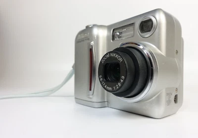 Vintage NIKON COOLPIX 775 2.0MP Digital Camera - Fully working - Image 1 of 4