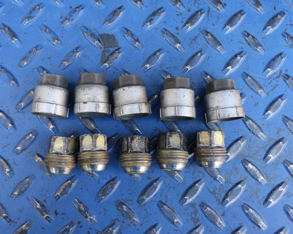 1991 - 1996 年雪佛兰 Corvette C4 凸耳螺母带盖原始设备制造商 — 第 1/4 张图片