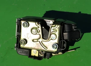 VW JETTA 98-99 FRONT RIGHT POWER DOOR LOCK ACTIVATOR 1HM-837-016-R OEM GOLF MK3 - Picture 1 of 11