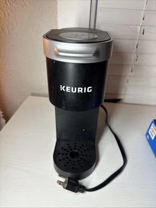 Cafetera negra Keurig K Mini de un solo servicio con tamaños de taza de 6 a 12 oz - Imagen 1 de 13