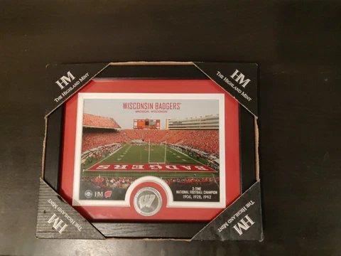 WISONSIN BADGERS HIGHLAND MINT 11"x9" Framed Stadium Photo w/ mint COIN - NEW Cover