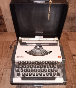 Máquina de escribir Olympia Traveller de colección serie 1967 # 151936101 probada con estuche leer - Imagen 1 de 19