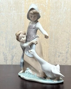 Figura de porcelana Lladro Avoiding the Goose #5033 y retirada 1993 - Imagen 1 de 10