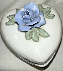 Herzförmiges Porzellan Schmuckstück/Schmuckkästchen handbemalt 3D blaue Blume - Bild 1 von 10