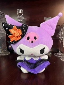 "Hello Kitty And Friends Kurami Halloween Peluche 2024: Traje de disfraz de bruja 8""" - Imagen 1 de 10