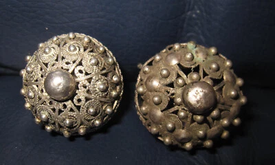 XIX secolo Due bottoni in argento - Sardegna cm 3 - Bellissimi. - Immagine 1 di 4