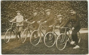 BICYCLES, POLICEMAN, IPSWICH? SUFFOLK? - Social History Unidentified Postcard - Picture 1 of 2