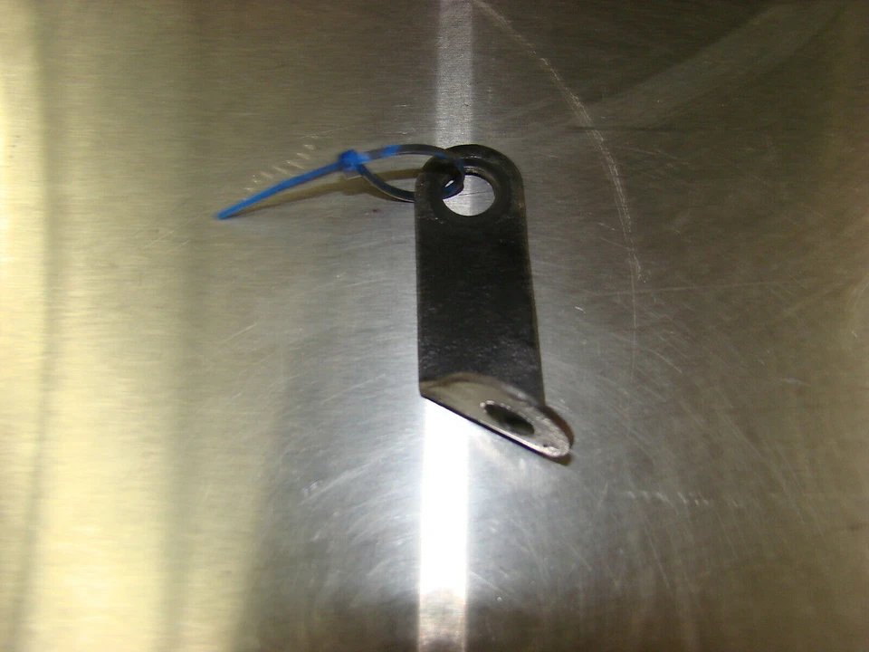 79-86 Maserati Quattroporte III Q3 Soporte de montaje de manguera de freno delantero izquierdo Foto 1 de 1