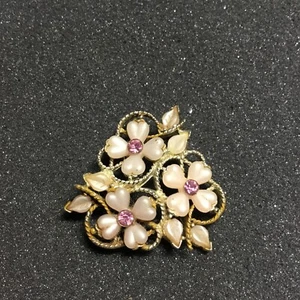 Medium KRAMER Brooch Pink Rounded Stones Metal Enamel Petals Lavender Vintage - Picture 1 of 5