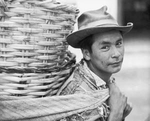 Quechua American Indian In An Alleyway Of Huaylas In Peru In 1940 1950 Old Photo - Picture 1 of 1