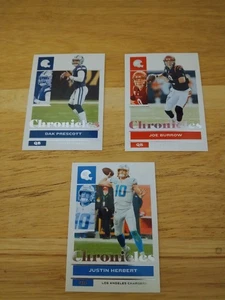Lote de 3 2021 Panini Chronicles Fútbol Dak Prescott, Joe Burrow, Justin Herbert - Imagen 1 de 7