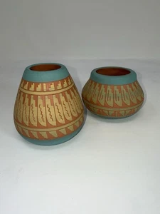 2 vasi in ceramica argilla indiani Navajo incisi e dipinti a mano dell'artista A Smith - Foto 1 di 12
