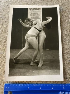 Foto De Colección Mujer Lucha Libre Pelea de Gatas Mujeres Sujetador Agarre Bragas Letrero Alemán - Imagen 1 de 3