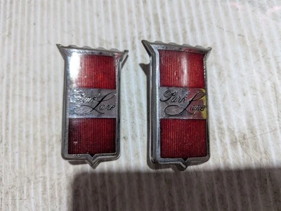 OEM 1965 Mercury park lane enameled fender medallions - Imagem 1 de 4