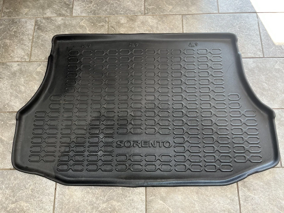 2003-2009 KIA SORENTO ЛОГОТИП OEM ЗАДНИЙ ГРУЗОВОЙ НАПОЛЬНЫЙ КОВРИК РЕЗИНОВЫЙ - Изображение 1 из 1