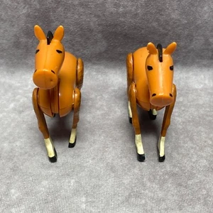 De colección Fisher Price Little People 2 caballos de plástico Hong Kong dañados - Imagen 1 de 6