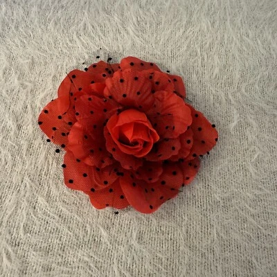 Nuevo Flor Rosa Roja con Lunares de Encaje Negro/pinza de Pelo/pinza de Vestido  Foto 1 de 4